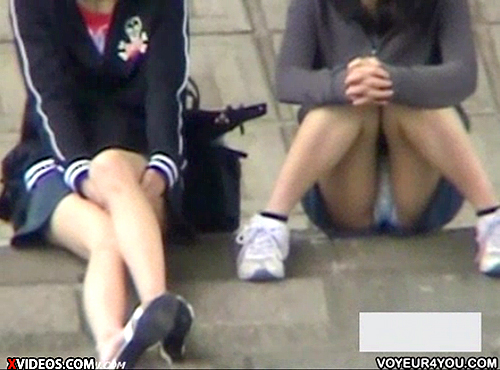 【 盗撮動画 】河川敷で座ってる無防備な女子を狙いパンチラ盗撮したリアル映像ｗｗｗｗｗ