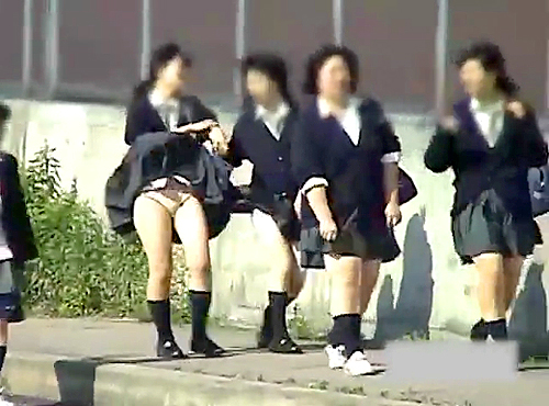 【 盗撮動画 】とある学校の通学路は神風スポット!!ＪＫパンチラ盗撮し放題だったｗｗｗｗｗ