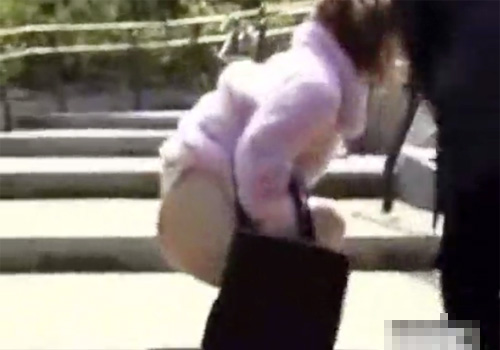 【 隠撮動画 】路地裏を歩く女子大生たちのスカートを突然めくり下着を剥ぎ取りお尻丸出しにする痴漢行為ｗｗｗ