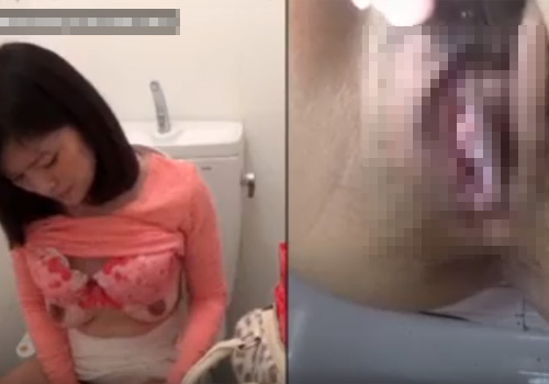 【無修正盗撮動画】清楚なお姉さんが洋式トイレで放尿後にマンコに指を突っ込み失禁オナニーｗｗｗ