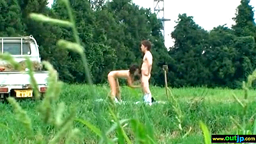 【 盗撮動画 】ド田舎の農家バカップルが畑の真ん中で大胆青姦ＳＥＸ！！！※草むらに隠れて盗撮
