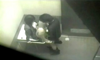 【 盗撮動画 】公園の障害者用公衆トイレでイチャつく素人カップルをご覧下さい。※盗撮犯からの投稿