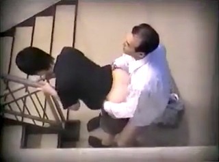 【 盗撮動画 】仕事サボッて社内階段でＳＥＸするハゲ上司と美人部下を盗撮した激ヤバ映像！！！