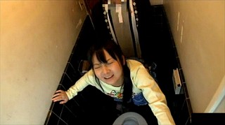 【 盗撮動画 】自宅トイレで妹を突撃レイプした家庭内ホームビデオ映像…※近親相姦閲覧注意