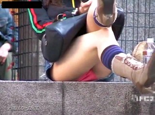 【 盗撮動画 】公園の階段に座るデニムミニスカギャルの一瞬の隙を狙いパンチラ盗撮したガチンコ耐久映像！！！