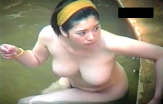 【 盗撮動画 】露天風呂で巨乳ムッチリ体型な美熟女を狙い望遠カメラで完全盗撮ｗｗｗｗｗ