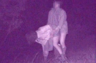 【 盗撮動画 】真夜中の公園のド真ん中で野外ＳＥＸするバカップルを赤外線盗撮したリアル映像！！！