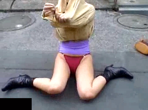 【 盗撮動画 】街歩く女性を狙いスカートめくり巾着結び悪戯した面白盗撮映像ｗｗｗｗｗ