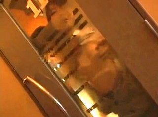 【 盗撮動画 】カラオケＢＯＸで素人バカップルの大胆ＳＥＸを廊下から盗撮したリアル映像ｗｗｗｗｗ