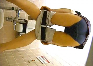 【 盗撮動画 】店の女子トイレでドア下から排泄行為を覗き見盗撮したガチ映像…※スカトロ閲覧注意