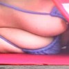 【 盗撮動画 】ハミ出てますよｗｗｗ海水浴場でゴロ寝する巨乳水着娘の胸チラ乳首盗撮したガチ映像！！！