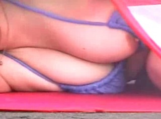 【 盗撮動画 】ハミ出てますよｗｗｗ海水浴場でゴロ寝する巨乳水着娘の胸チラ乳首盗撮したガチ映像！！！