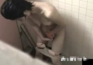 【 盗撮動画 】市民プールのトイレに潜入したら水泳選手が放尿の後にオナニーしてる様子が撮りれた！！！