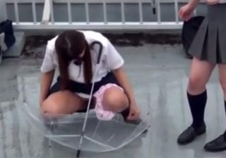 【 隠撮動画 】女子校生の悪ふざけを隠し撮り…学校の屋上や公園で友達と放尿を見せ合ってるｗｗｗ