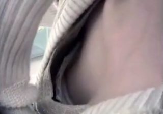 【 隠撮動画 】綺麗なアパレル店員さんの胸チラ隠し撮り…胸元をズームしたら乳首がチラリと見えたｗｗｗ