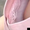 【 盗撮動画 】公園のベンチで可愛い女子大生が友達に胸元を隠し撮りされて胸チラで乳首が見えそうｗｗｗ