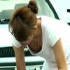【 隠撮動画 】車の洗車に夢中なメガネかけた若妻が胸チラしまくりで綺麗なおっぱいが見えまくりｗｗｗ