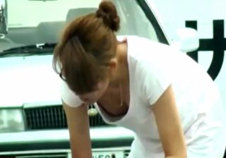 【 隠撮動画 】車の洗車に夢中なメガネかけた若妻が胸チラしまくりで綺麗なおっぱいが見えまくりｗｗｗ