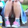 【 盗撮動画 】公園で地べたに座ってる清純少女のパンチラ隠し撮り…丸見えの純白パンツを観察したったｗｗｗ