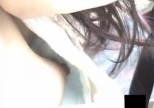 【 盗撮動画 】バス車内で居眠りしてるお姉さんの胸チラ隠し撮り…乳首がモロ見えまくりで思わず釘付けｗｗｗ