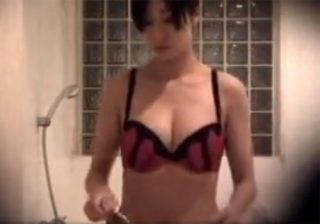 【 盗撮動画 】ホテルの脱衣所に隠しカメラ設置…Eカップ巨乳美女がシャワーを浴びる為に服を脱ぐ姿を隠し撮り！！！