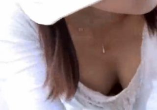 【 盗撮動画 】遊園地に遊びに来てる奥さんの胸チラ隠し撮り…前屈みで胸元から巨乳おっぱいが丸見えｗｗｗ