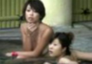 【 盗撮動画 】露天風呂でくつろぐプリケツな可愛い素人女子大生の全裸を望遠カメラで覗き放題ｗｗｗ