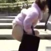 【 隠撮動画 】路地裏を歩く女子大生たちのスカートを突然めくり下着を剥ぎ取りお尻丸出しにする痴漢行為ｗｗｗ