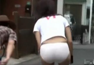 【 盗撮動画 】人気が少ない路地裏で女の子の背後から近づきズボンを下げてパンツ丸出し悪戯ｗｗｗ
