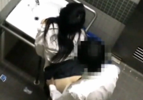 【 盗撮動画 】学校帰りに公衆トイレでエッチしてる学生カップルを隠し撮り！！！