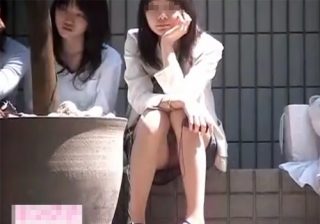 【 盗撮動画 】街中や公園で地べたに座ってる無防備なミニスカート素人女子のパンツを撮影しまくるｗｗｗ