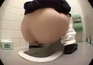 【 盗撮動画 】ゲーセンの店員が制服JKを標的に女子トイレに小型カメラ設置してオシッコを隠し撮りｗｗｗ