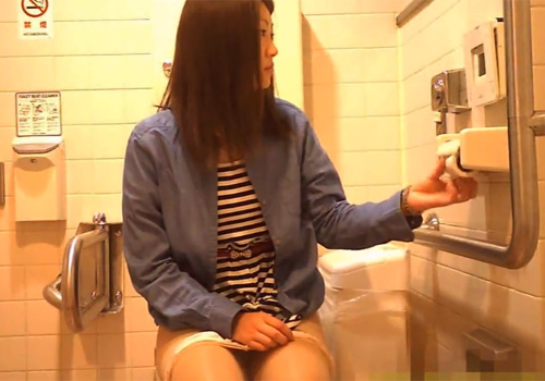【 盗撮動画 】公衆トイレで無防備に用を足す清楚なお姉さんを隠しカメラで撮影ｗｗｗ