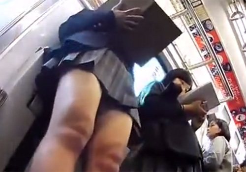 【 盗撮動画 】電車内で無防備に隙を見せる素人制服JKの生パンツをカバンに忍ばせたカメラで隅々まで激撮！