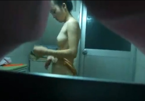 【民家盗撮動画】風呂上がりに脱衣所で身体を拭く美人お姉さんを窓の隙間から撮影してたらバレたｗｗｗ