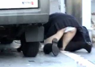 【パンチラ盗撮動画】車体の下に落とした携帯を取る制服JKと自転車倒したミニスカギャルのハプニング映像ｗｗｗ
