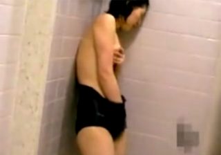 【オナニー盗撮動画】女子大の水泳部の体育会系巨乳女子が練習終わりにシャワー室で自慰行為ｗｗｗ