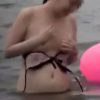 【ビーチ盗撮動画】海辺で素人美女たちのビキニの紐が解けておっぱいポロリ続出ｗｗｗ