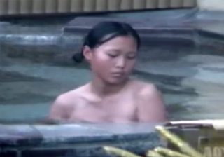 【露天風呂盗撮動画】スク水の日焼け跡が残るJKの入浴を覗く…成長中の巨乳おっぱいに釘付けｗｗｗ