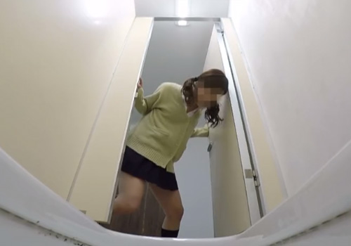 【トイレ盗撮動画】チャイムと共に女子校生が猛ダッシュで便所に駆け込むがお漏らしｗｗｗ