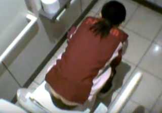 【トイレ盗撮動画】セブンイレブンの便所に隠しカメラ設置…女性店員がお尻丸出しｗｗｗ