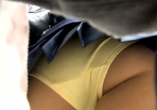 【JKパンチラ盗撮動画】鞄の中に小型カメラを隠して女子校生の制服スカート内を逆さ撮りｗｗｗ
