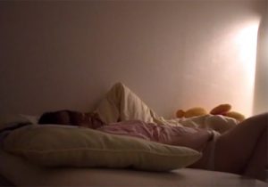 【家庭内隠撮動画】女子大生のお姉ちゃんが寝る前にオナニーする姿を弟が隠しカメラで捉えたｗｗｗ
