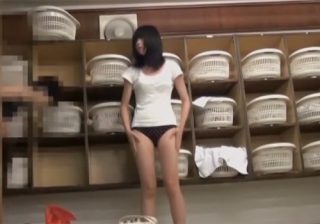 【銭湯盗撮動画】脱衣所でスレンダーJK娘の全裸を撮影…美乳、美尻、マン毛が丸出しｗｗｗ