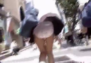 【パンチラ隠撮動画】強風で女子校生のスカートが捲れ上がってパンツが全開の瞬間を捉えるｗｗｗ