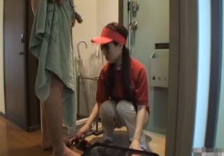 【盗撮動画】ピザを配達に来たアルバイトの宅配娘に玄関先で勃起チンポを見せつけた結果ｗｗｗ