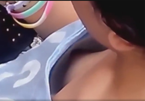 【胸チラ盗撮動画】タンクトップお姉さんの胸元を上から覗き込んだアングルが堪らんｗｗｗ