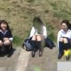 【JKパンチラ盗撮動画】下校途中に河川敷で女子トークする制服姿の女子校生のパンツを覗き見ｗｗｗ