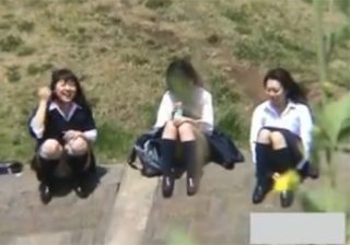 【JKパンチラ盗撮動画】下校途中に河川敷で女子トークする制服姿の女子校生のパンツを覗き見ｗｗｗ