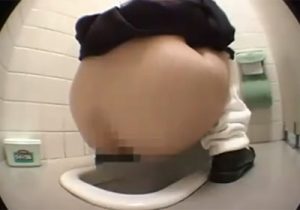 【JKトイレ盗撮動画】和式の公衆便所で放尿や脱糞してる女子校生をお尻アングルから隠し撮りｗｗｗ